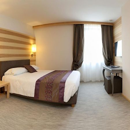 Hotel Garden ペスキエーラ・デル・ガルダ エクステリア 写真